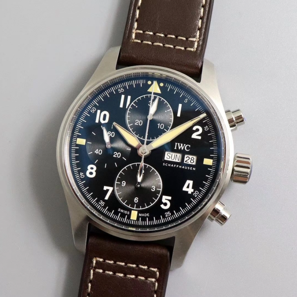 ZF공장 IWC 파일럿 스핏파이어 크로노그래프 블랙 다이얼 레더 스트랩 41mm IW387903
