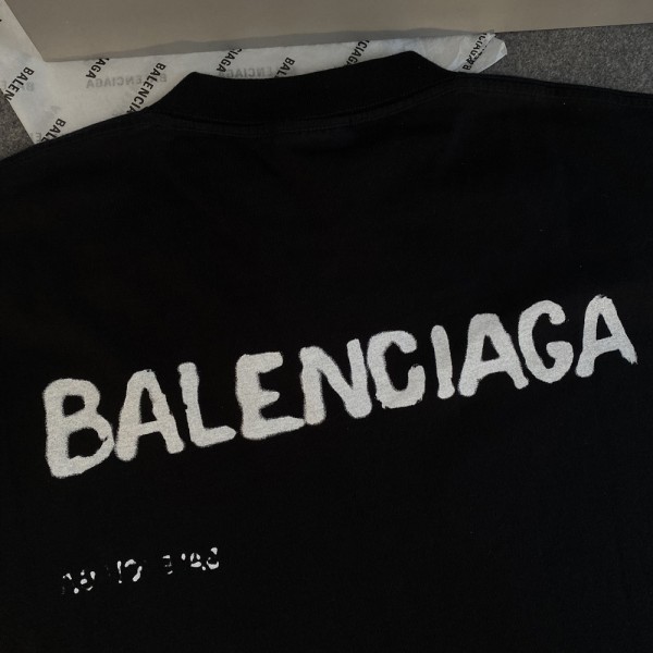 발렌시아가 24SS 페인트 로고 프린팅 반팔 티셔츠