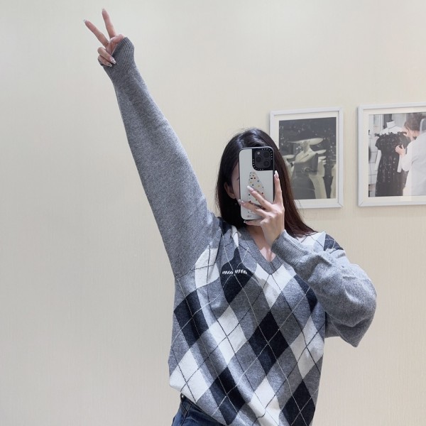 미우미우 23FW 캐시미어 V넥 스웨터
