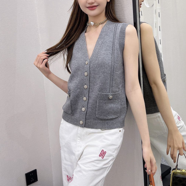 샤넬 24SS 클래식 더블 포켓 니트 조끼 그레이