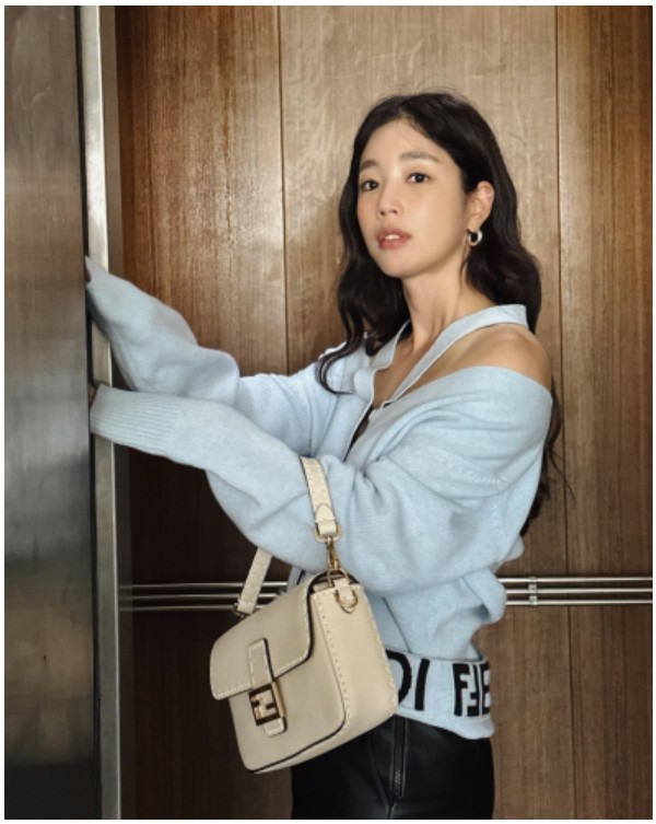 [기은세 PICK] 펜디 바게트 오버사이즈 탑스티치 카멜리아 셀러리아 백