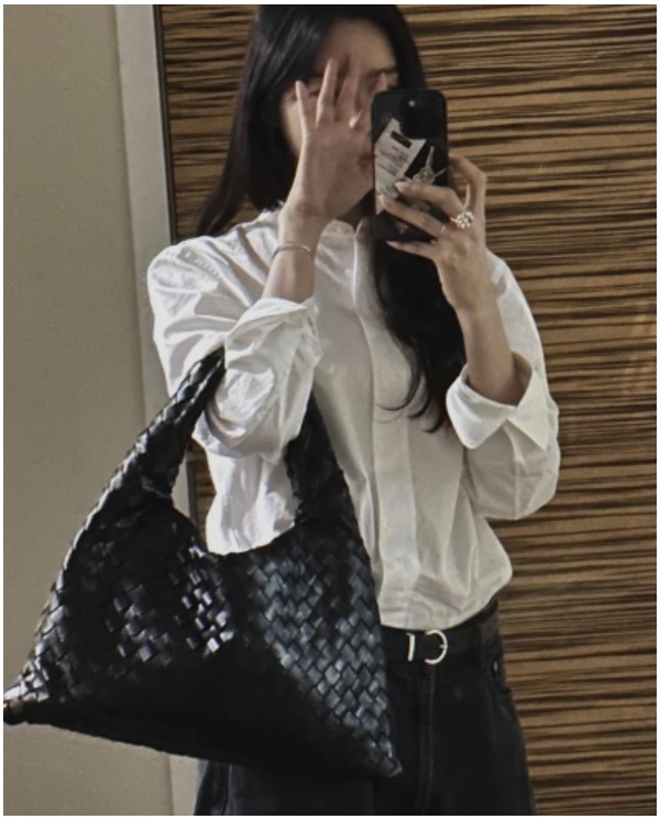 [이청아 PICK] 보테가베네타 홉 스몰 레더 숄더백