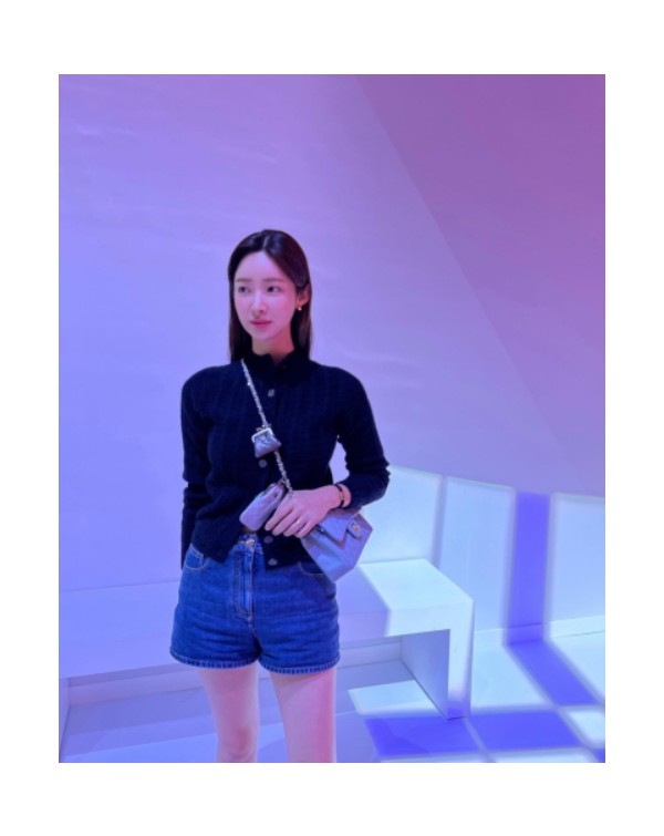 [차정원 PICK] 샤넬 클래식 미디움 플랩백 그레인드 카프스킨 & 골드 메탈 라이트 블루