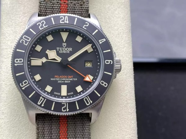 M+공장 튜더 펠라고스 FXD 티타늄 블랙 다이얼 42mm M2542G247NU